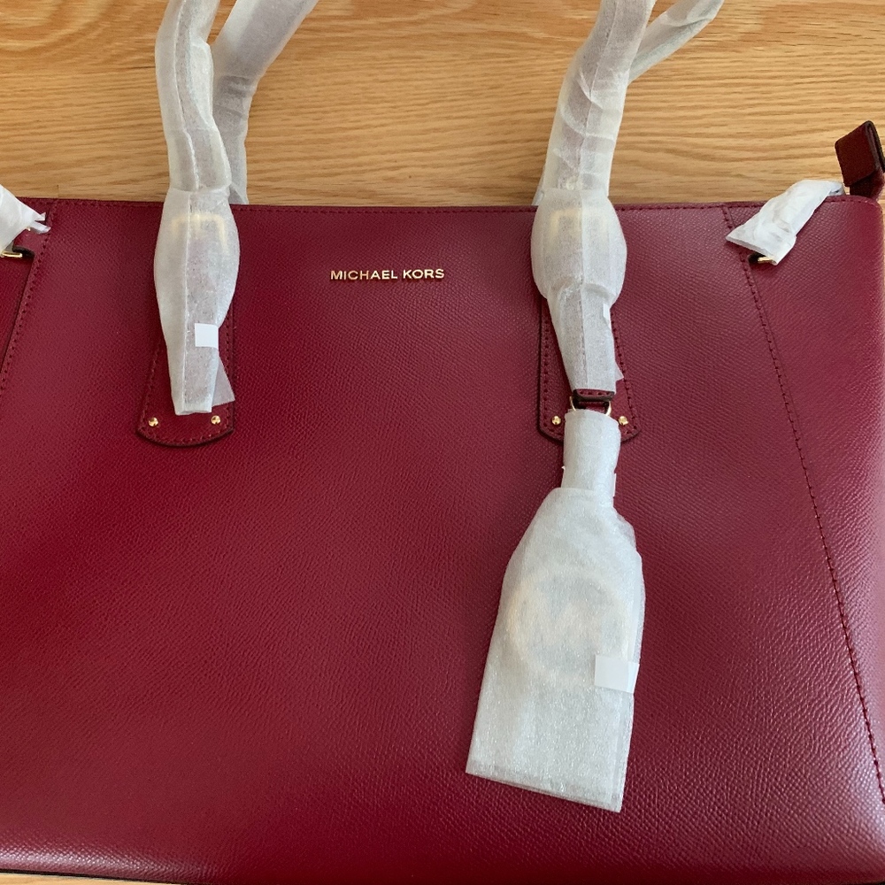 NWT Voyager Medium Crossgrain Leather Tote Bag